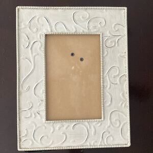 Vintage pier 1 cream‎ chalk painted metal swirl 4X6 photograph frame